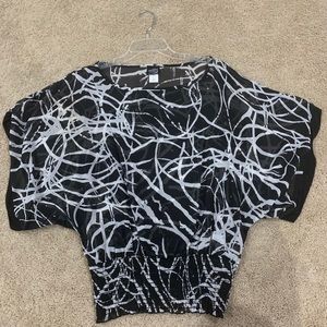 T.J. MAXX. XL  B&W pattern short sleeve shirt